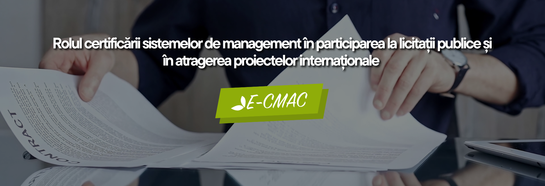 Persoană analizând documente contractuale, simbol al certificării sistemelor de management