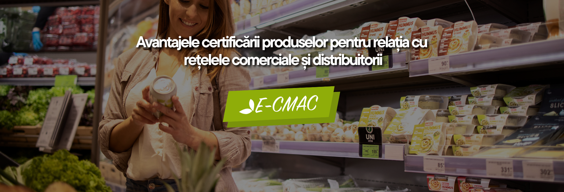 Client analizând un produs alimentar într-un supermarket, simbol al certificării produselor pentru rețele comerciale